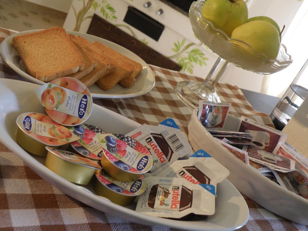 B&B Villa Mirella Casnate con Bernate エクステリア 写真